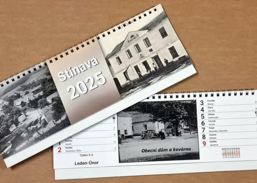 Čtrnáctidenní stolní kalendář s vlastními fotografiemi historie obce